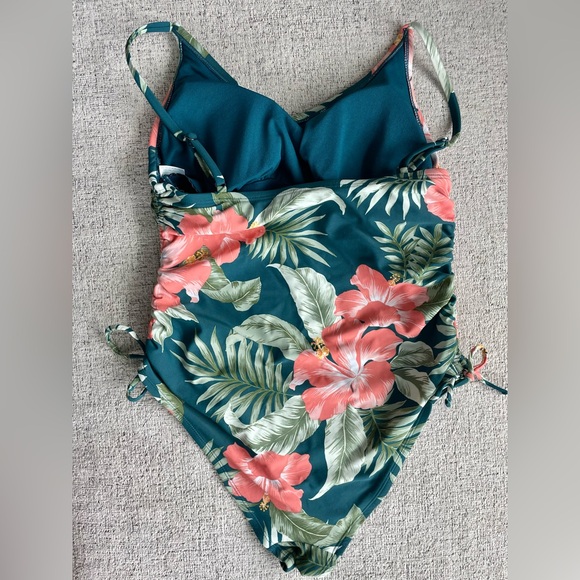 One piece swimsuit 🩱 - Picture 3 of 5